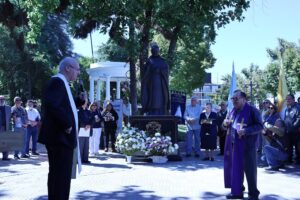 En Linares Bendicen estatua en homenaje a Monseñor Carlos Camus Larenas